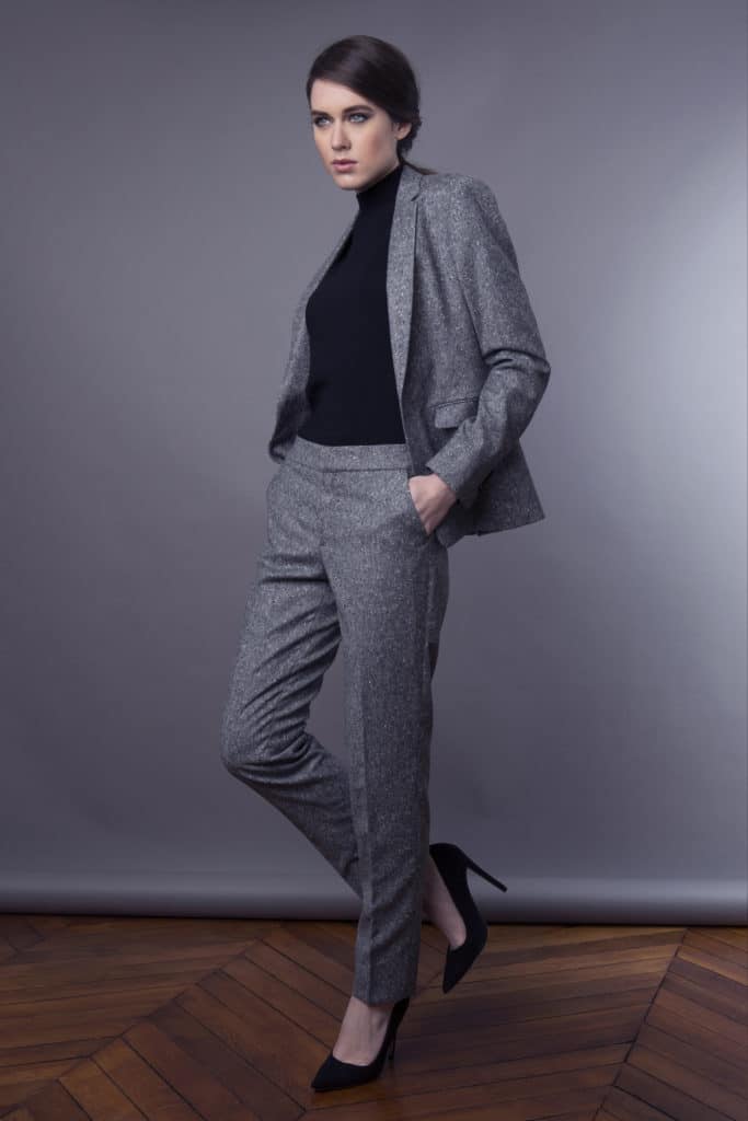 tailleur pantalon gris avec des talons pour un look féminin