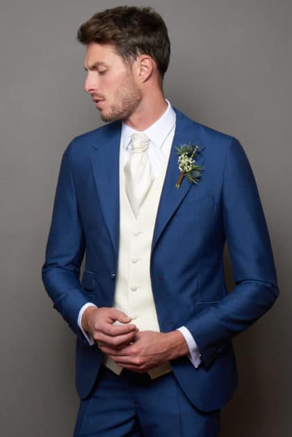 Le costume 3 pièces pour homme à un mariage, le look intemporel
