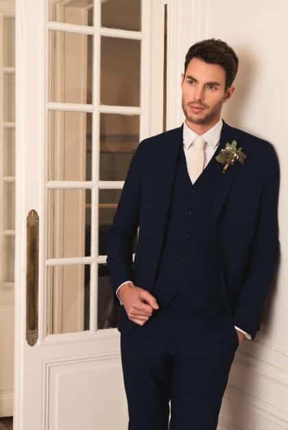 Laissez le charme éternel du costume de mariage bleu vous envahir