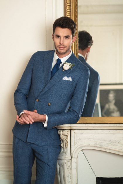 Laissez le charme éternel du costume de mariage bleu vous envahir