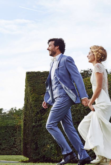 Laissez le charme éternel du costume de mariage bleu vous envahir