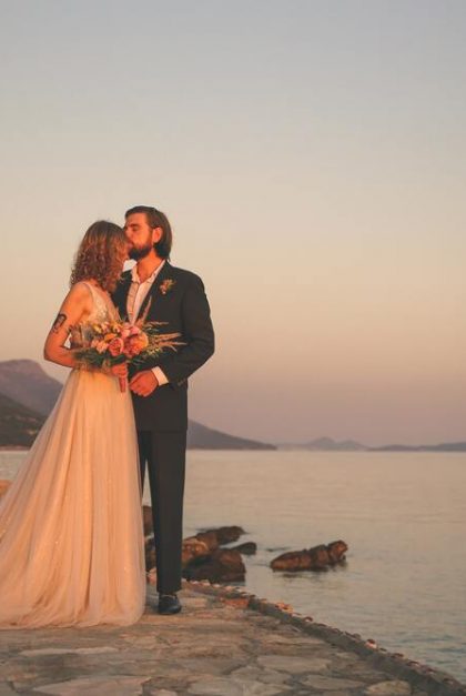 Un mariage bohème inoubliable : comment choisir le costume parfait