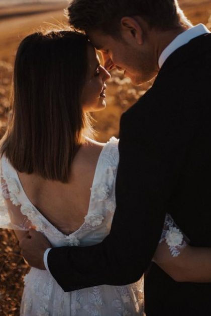 Le guide ultime pour un mariage champêtre réussi : comment choisir le costume parfait