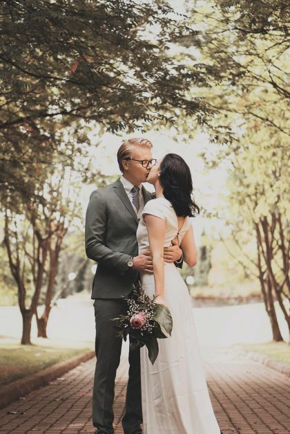 Un choix audacieux et élégant : le costume vert pour un mariage