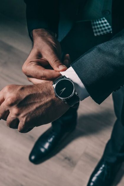 Un choix audacieux et élégant : le costume vert pour un mariage