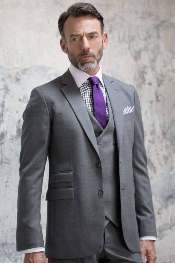 Exemple de cravate Sarkozy confectionnée dans une grenadine de soie violette