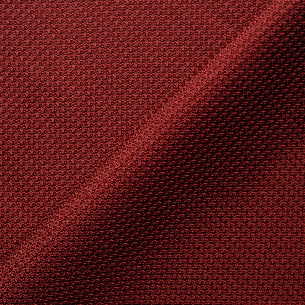 Tissu en grenadine de soie bordeaux, utilisé dans la confection des cravates Sarkozy