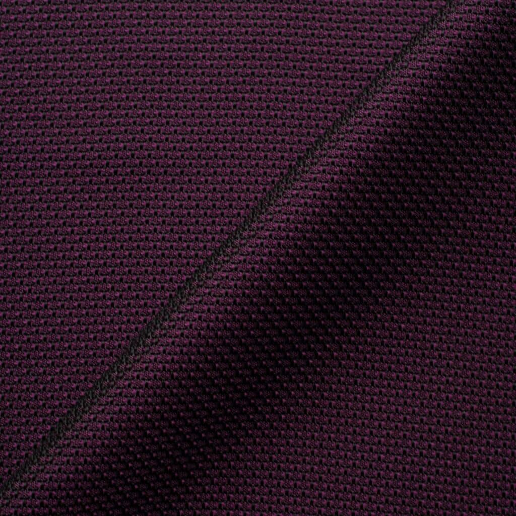 Tissu en grenadine de soie aubergine, utilisé dans la confection des cravates Sarkozy