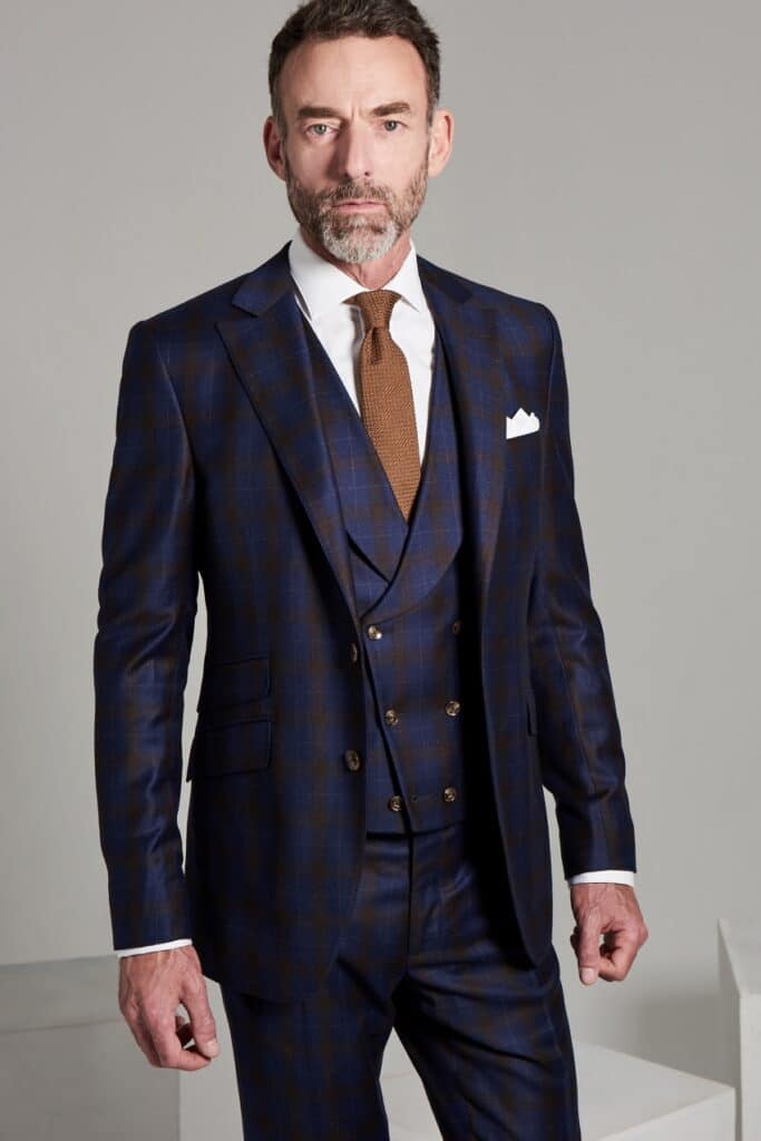 Exemple de cravate Sarkozy confectionnée dans une grenadine de soie marron