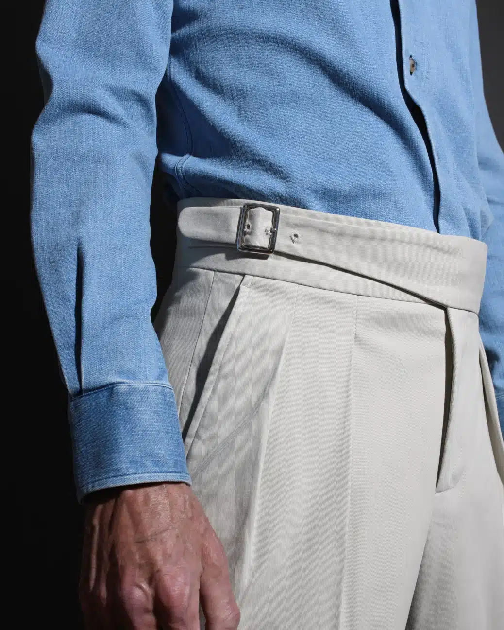 Détail pantalon à pinces sur mesure